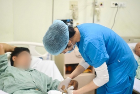 Cấp cứu cận Tết: Người đàn ông 57 tuổi ở Hà Nội chấn thương nặng ở tay do chặt thịt gà