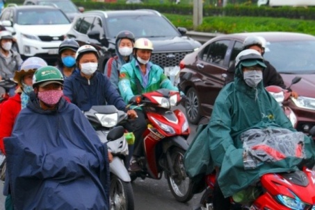 Cửa ngõ TPHCM chật kín người về quê đón Tết trong mưa trái mùa