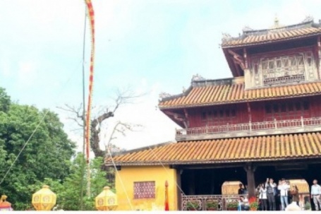 Du khách thích thú xem tái hiện nghi lễ dựng nêu đón Tết tại Đại Nội Huế