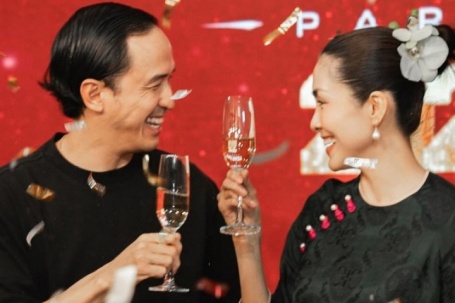 Vợ chồng Tăng Thanh Hà đi đâu cũng mặc đồng điệu