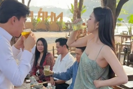 Ảnh sao 11/2: Ngọc Trinh mặc hở đi ăn với gia đình Quốc Trường