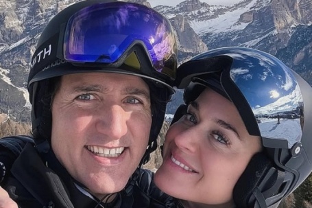 Katy Perry và cựu Thủ tướng Canada tình tứ trong kỳ nghỉ