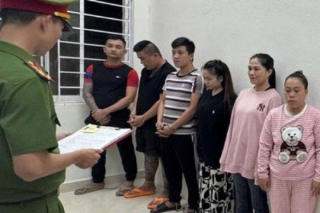 Bắt tạm giam nhóm đối tượng cầm kiếm truy đuổi nhau giữa phố