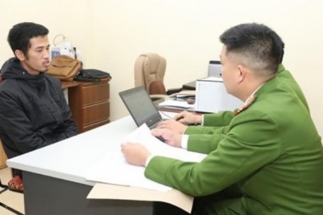 Bắt tài xế vụ xe tải húc xe con văng xuống suối rồi bỏ chạy