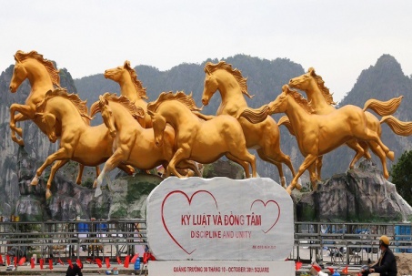 Linh vật 'Bát Mã' khổng lồ tung vó dũng mãnh tại Quảng Ninh