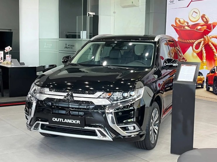 Honda CR-V L AWD đối đầu Mitsubishi Outlander: Off-road gia đình ai mạnh hơn? - 4