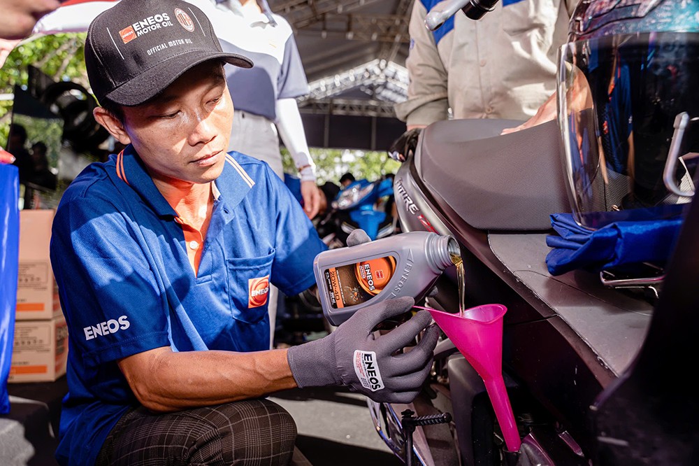 Sản phẩm dầu nhớt ENEOS là sự lựa chọn của nhiều cửa hàng sửa chữa xe máy, gara trên cả nước