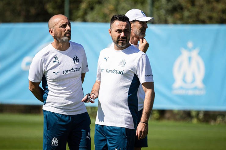 HLV De Zerbi (ở giữa) rời Marseille