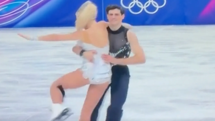 Nữ VĐV Piper Gilles có pha "cứu thua" ngoạn mục khi chiếc tay áo của&nbsp;Paul Poirier "phản chủ"