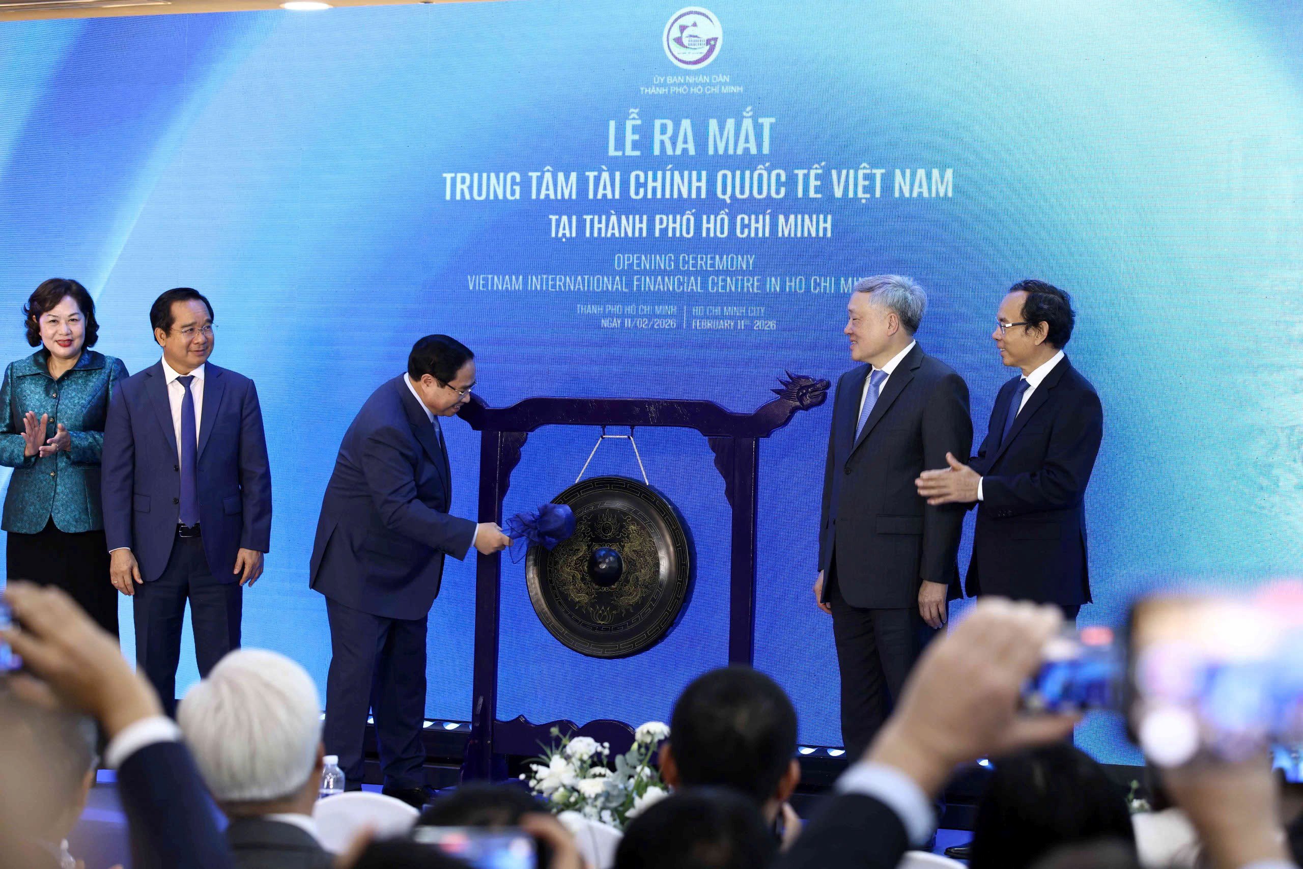 Thủ tướng Chính phủ Phạm Minh Chính đánh cồng tại lễ ra mắt Trung tâm Tài chính Quốc tế Việt Nam tại TP.HCM
