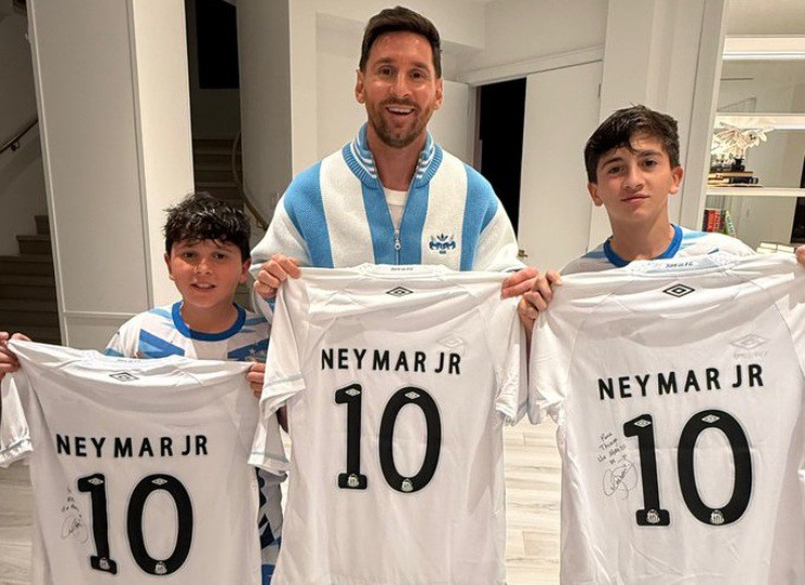 Messi và các con tạo dáng cùng chiếc áo đấu của Neymar