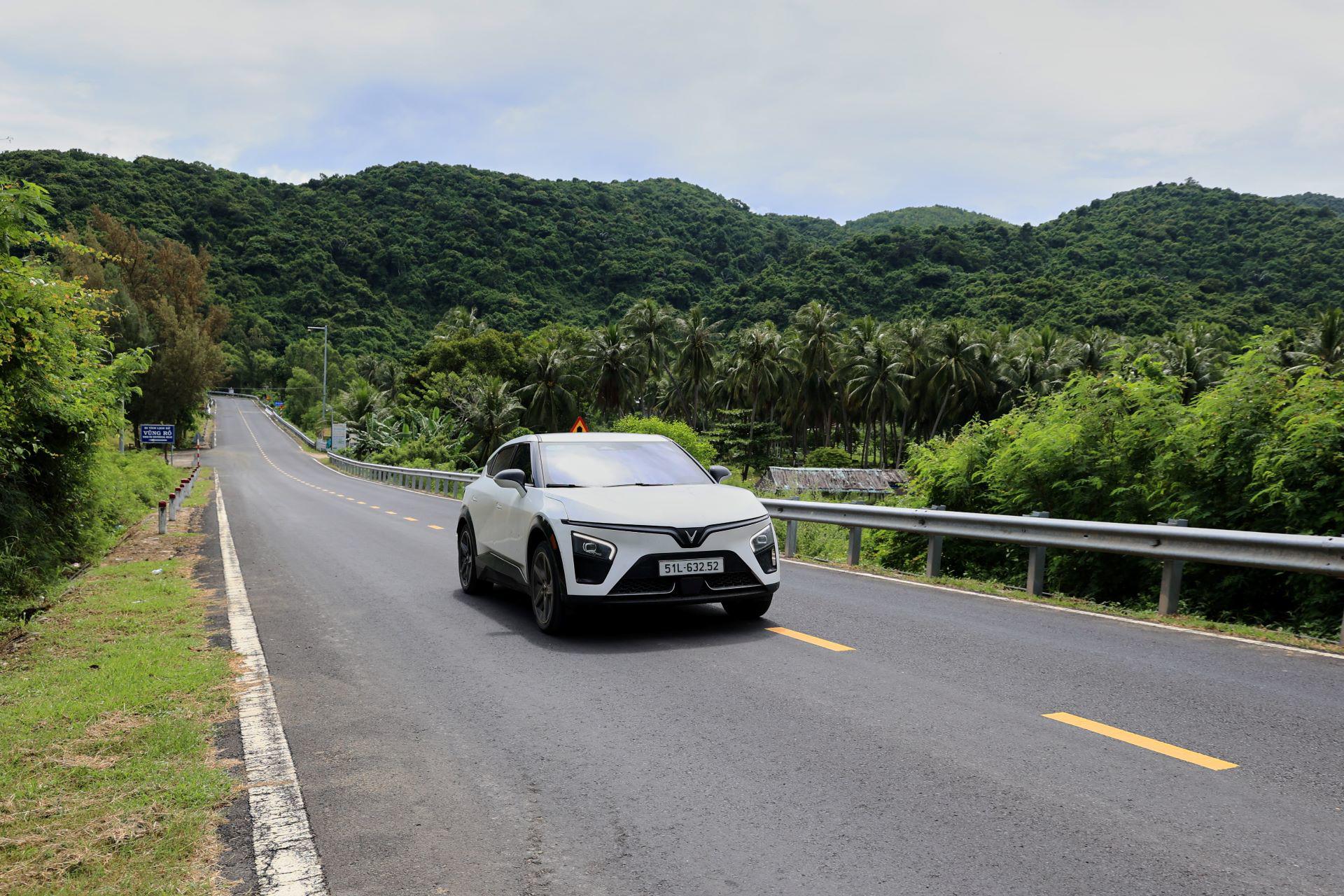 Không gian cũng là lợi thế lớn của VF 7. Trục cơ sở dài 2.840 mm - tốt hàng đầu phân khúc - mang lại cảm giác thoải mái, rộng rãi cho cả hai hàng ghế.