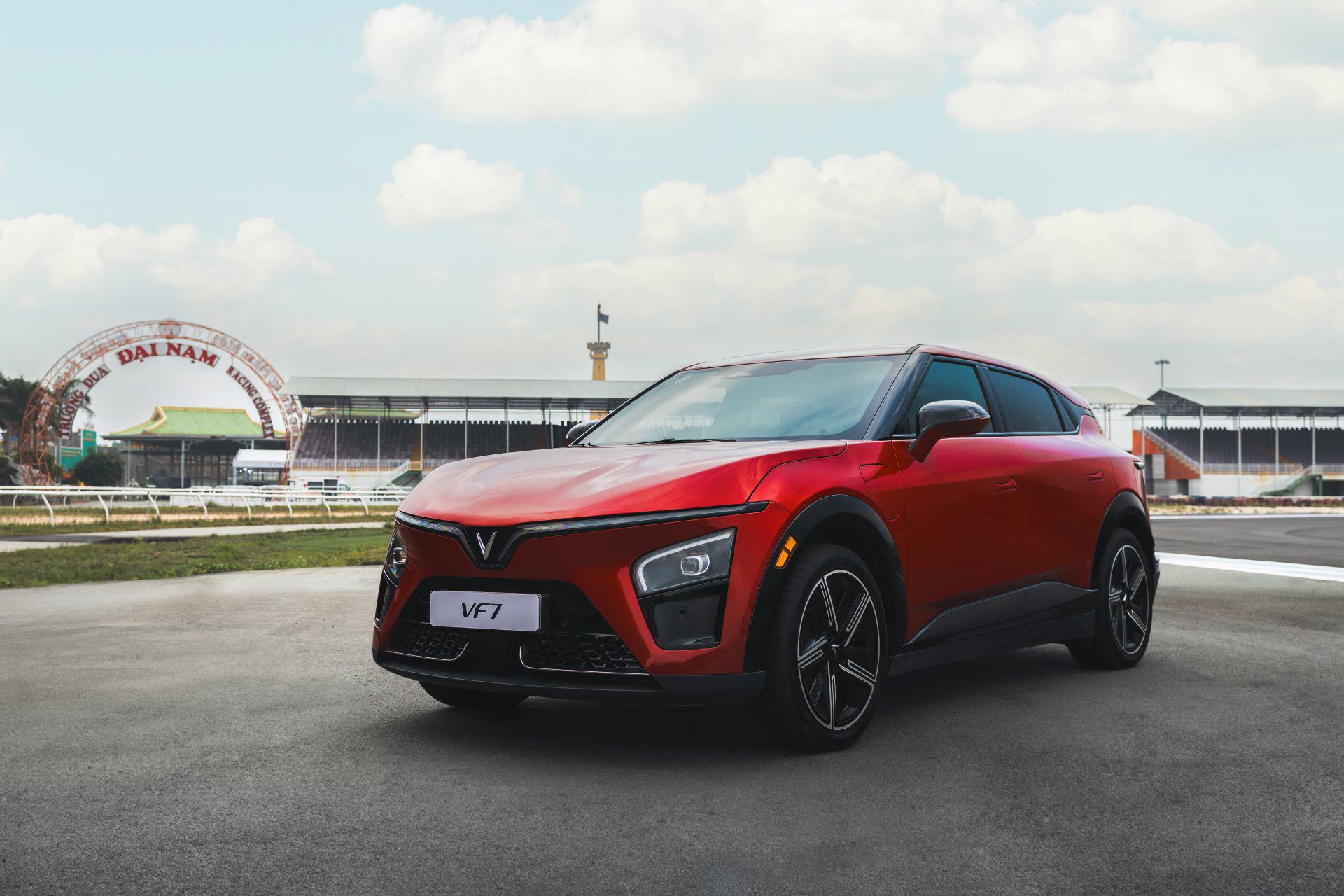 “Trước đây chạy CX-8 lên Đà Lạt tốn khoảng 2 - 2,5 triệu tiền xăng, còn đi VF 7 thì không mất đồng nào. Số tiền đó để cả nhà ăn uống thoải mái hơn”, anh Thịnh hào hứng.