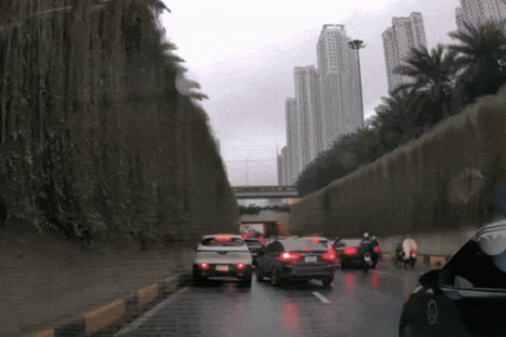 Clip: Ô tô con chuyển làn va quệt xe khác rồi bỏ đi