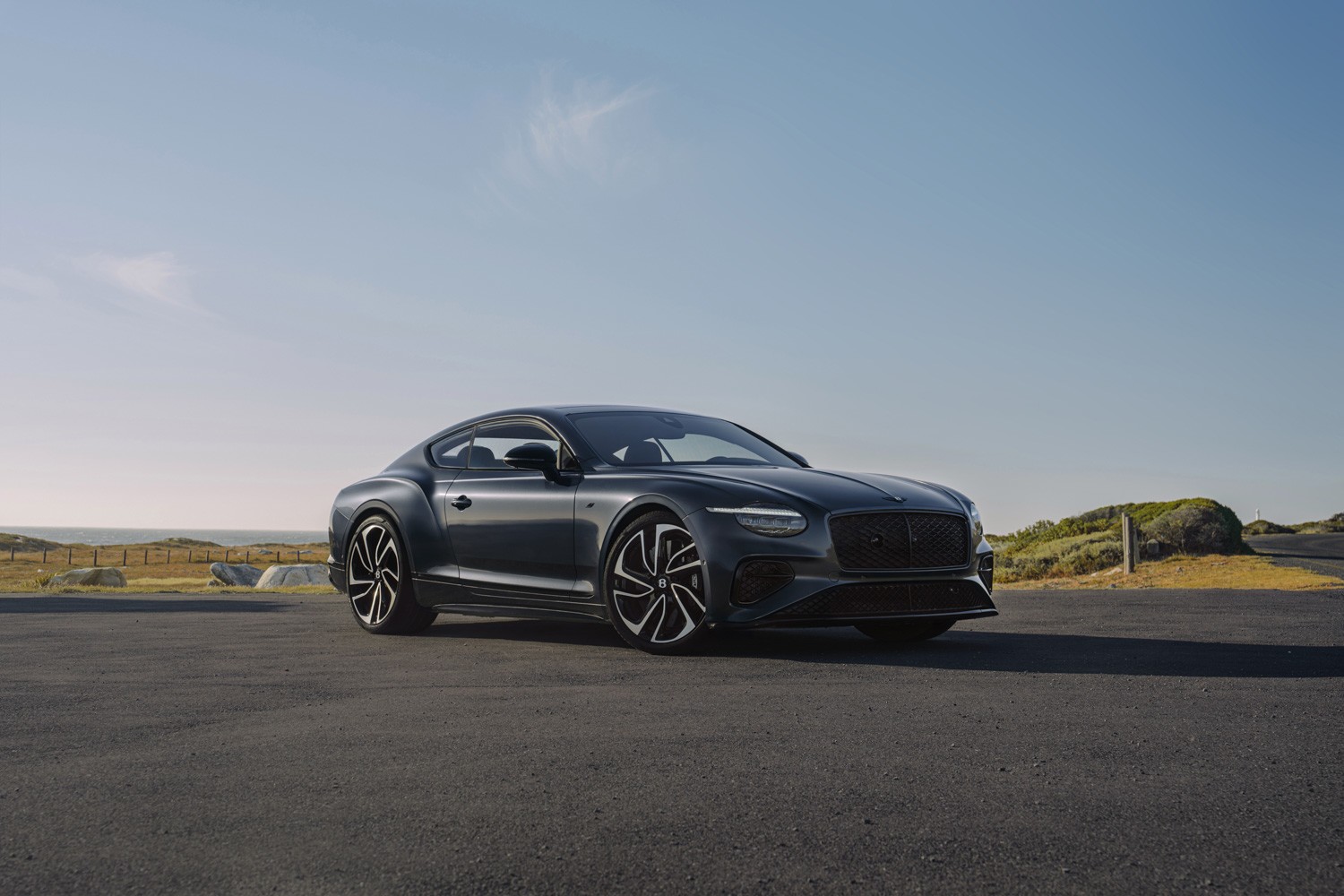 Logo Bentley và chữ "BENTLEY" màu đen tạo nên sự&nbsp;uy lực.