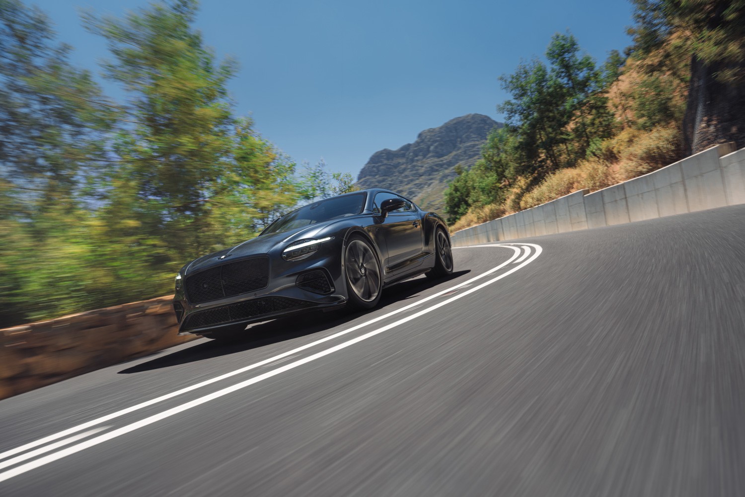 Xe được trang bị High Performance Hybrid thậm chí vượt trội hơn động cơ W12 Speed.