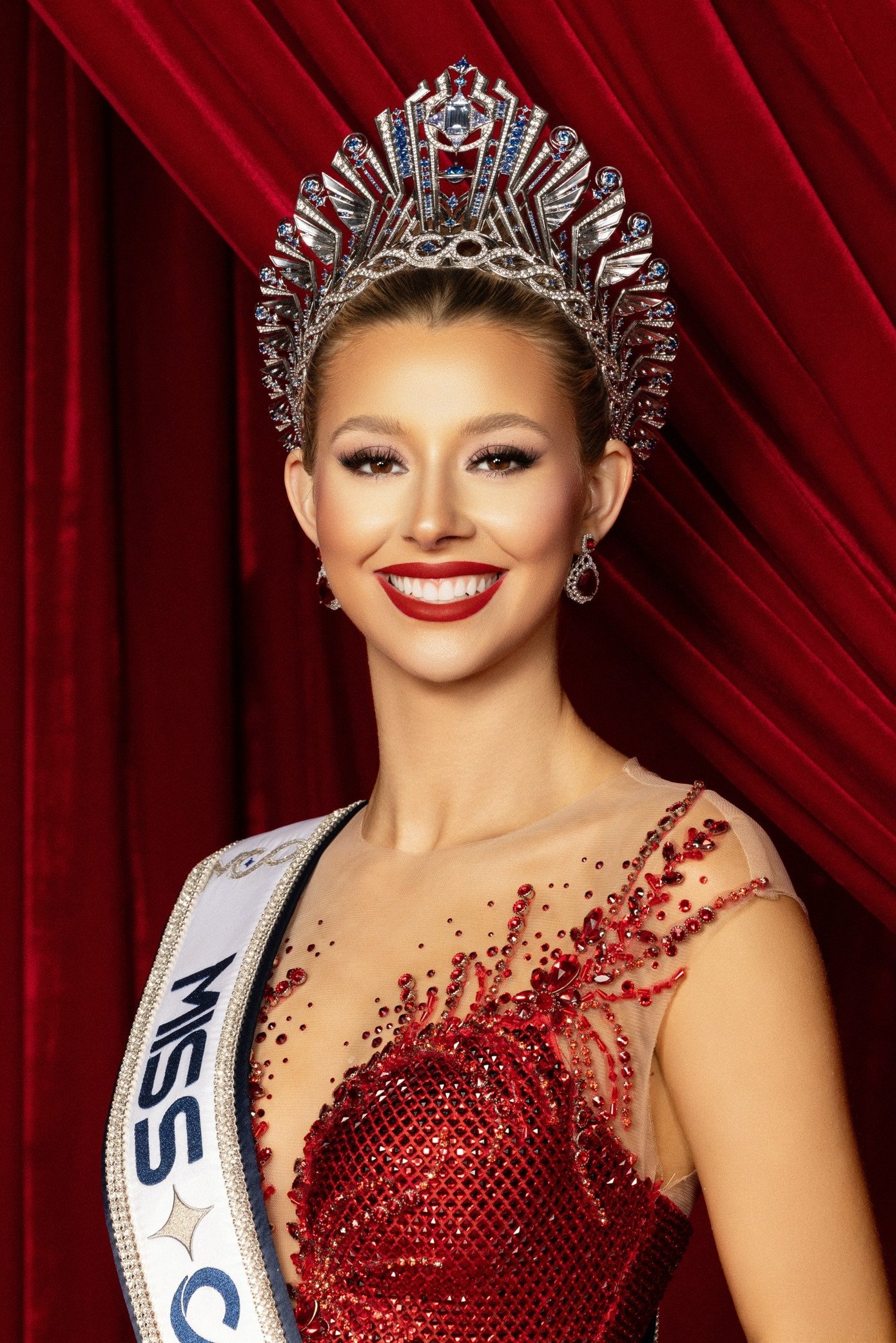 Top 2 Miss Cosmo 2025 ghi dấu ấn nhan sắc trong bộ ảnh Cosmo Family - 2