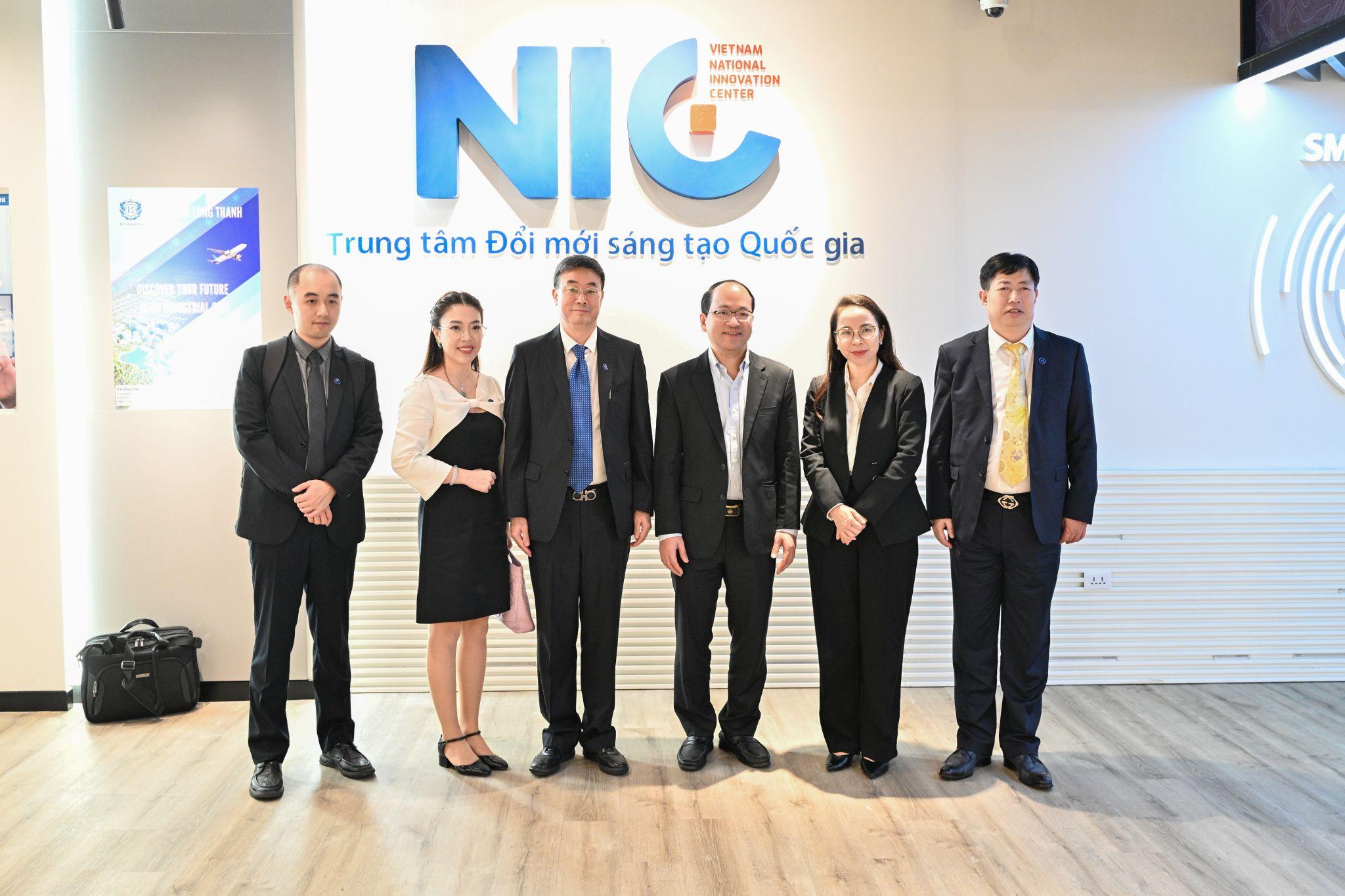 Tiếp và làm việc với đoàn ArcherMind, về phía NIC có ông Vũ Quốc Huy, Giám đốc Trung tâm Đổi mới sáng tạo Quốc gia và bà Kim Ngọc Thanh Nga, Phó Giám đốc Trung tâm.