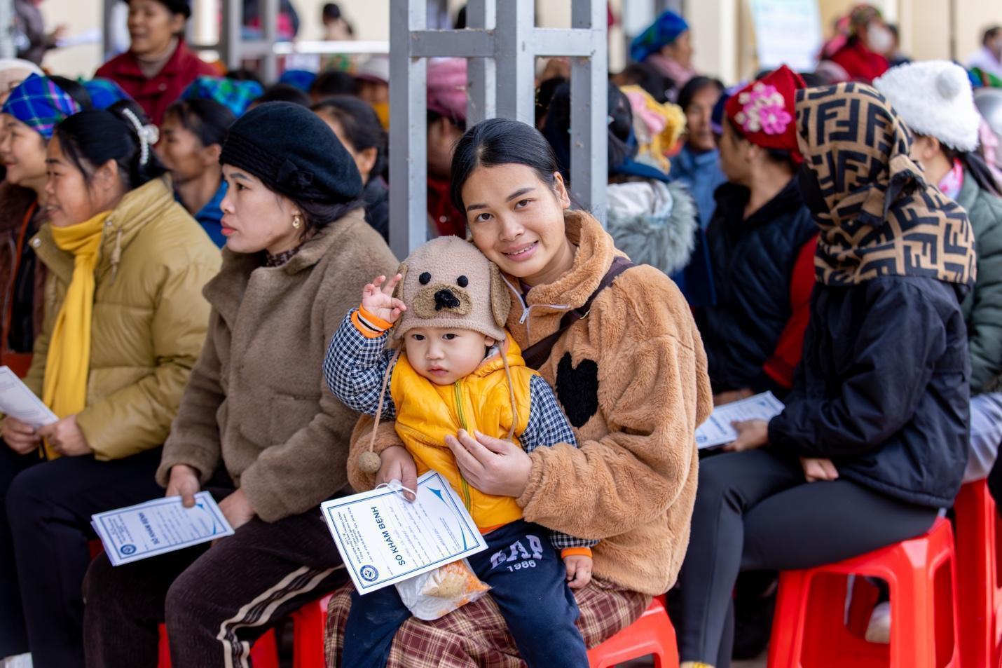 Phụ nữ địa phương có mặt tại Điểm Y tế Chí Viễn thuộc xã Đàm Thủy (Cao Bằng) để tham gia thăm khám, tư vấn sức khỏe và nhận thuốc miễn phí. (Nguồn: Kao Việt Nam)
