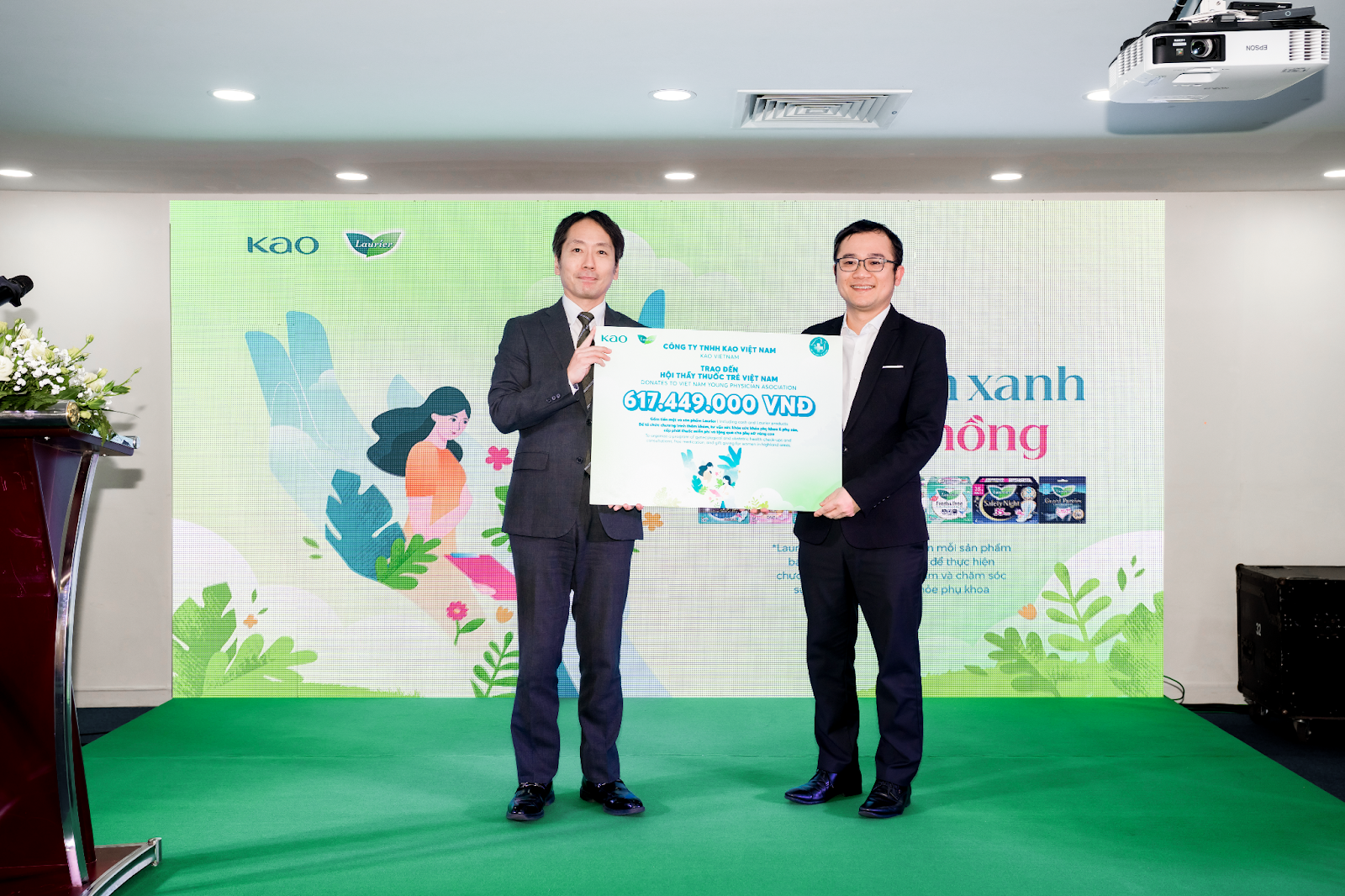 Tổng số tiền tài trợ được gửi đến Hội Thầy Thuốc trẻ Việt Nam để thực hiện chuyến thăm khám, trao bởi đại diện Kao Việt Nam. (Nguồn: Kao Việt Nam)