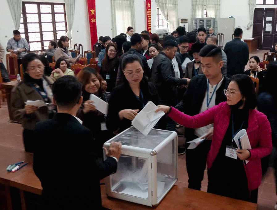 Khách hàng tham gia đấu giá đất tại xã Kiều Phú