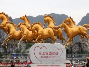 Linh vật 'Bát Mã' khổng lồ tung vó dũng mãnh tại Quảng Ninh