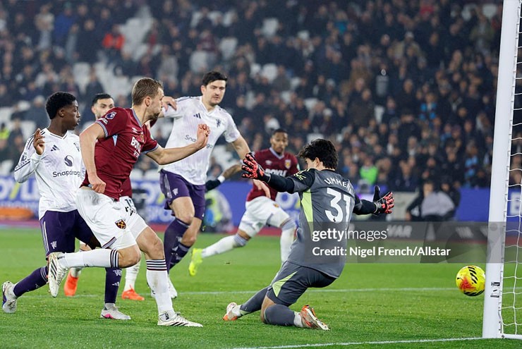 West Ham tỏ ra nguy hiểm khi chơi phòng ngự, phản công