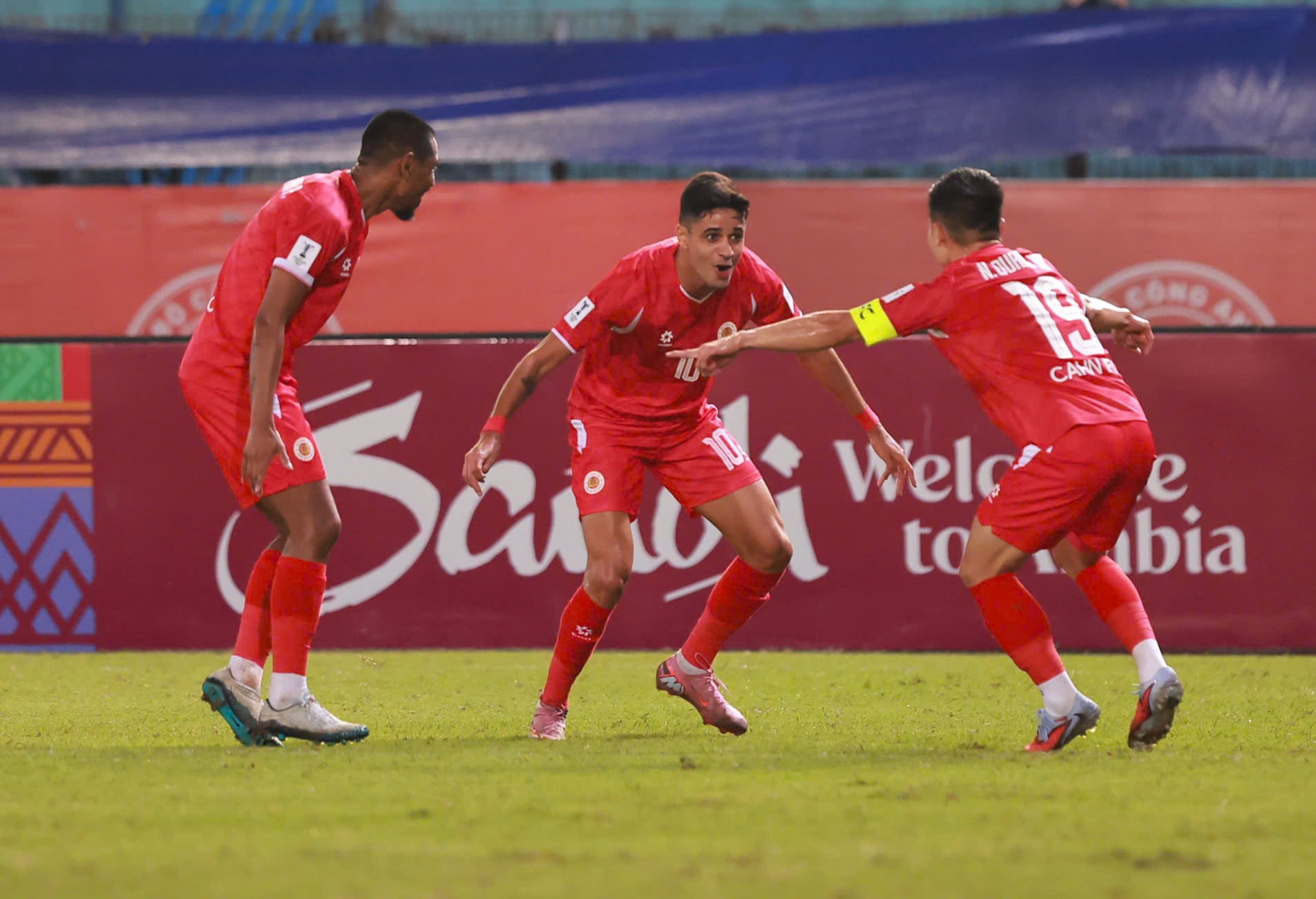 Quang Hải và dàn tiền đạo CAHN nhảy múa tưng bừng trong nửa sau hiệp 1