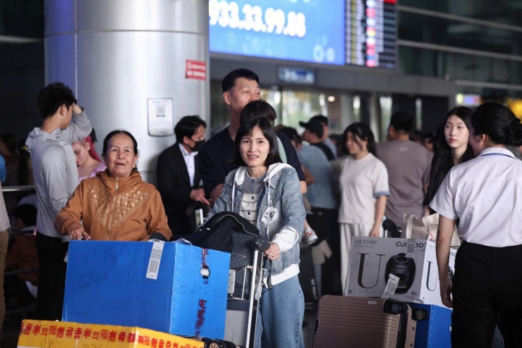 Những nụ cười rạng rỡ và cả những giọt nước mắt xúc động khiến không khí những ngày giáp Tết trở nên ấm áp hơn bao giờ hết.