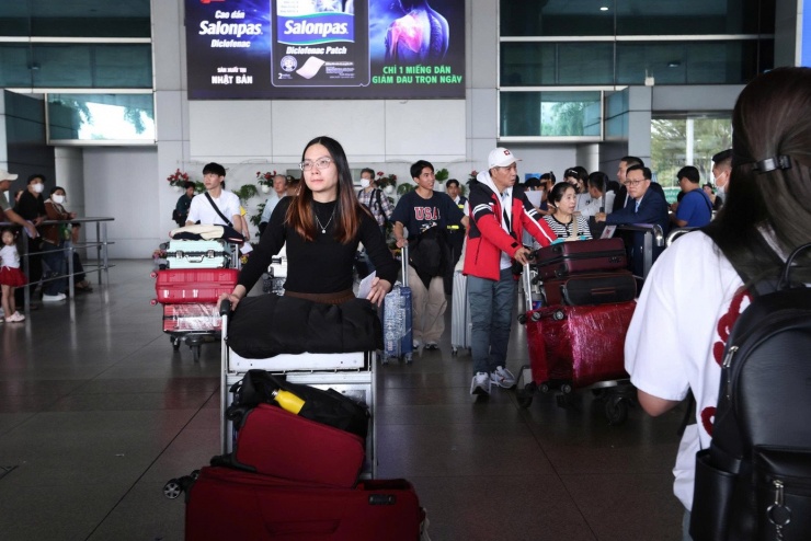 Bên ngoài khu vực đón khách, ai cũng mang theo tâm trạng háo hức xen lẫn hồi hộp. Có người tranh thủ đến từ rất sớm chỉ để không bỏ lỡ khoảnh khắc người thân bước ra từ cửa ga đến.