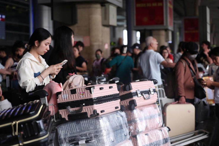 Anh Trần Minh Quân (28 tuổi, quê Đồng Nai) cũng đang chờ bạn gái trở về từ Hàn Quốc sau gần hai năm làm việc. Trên tay anh là bó hoa tươi đã chuẩn bị sẵn. “Chúng tôi chỉ gặp nhau qua màn hình điện thoại suốt thời gian qua. Đây là lần đầu cô ấy về nước kể từ khi sang Hàn Quốc. Tôi muốn có mặt ở đây sớm nhất để cô ấy bước ra là thấy mình ngay”, anh Quân chia sẻ.