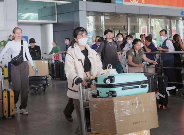 Ngày 11/2, ga quốc tế sân bay Tân Sơn Nhất dự kiến đón 164 chuyến bay đến, với hơn 29.400 hành khách nhập cảnh. Lượng khách tăng cao khiến khu vực sảnh đón luôn trong tình trạng đông đúc, đặc biệt vào các khung giờ cao điểm khi nhiều chuyến bay hạ cánh cùng lúc.