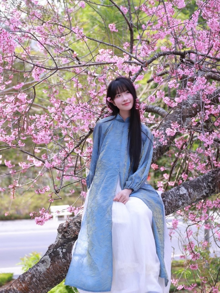 Một nhóm bạn ở Hà Nội cho biết đã chi hơn 5 triệu đồng để thực hiện ba bộ ảnh từ tháng 12 đến nay với đủ ý tưởng. Họ cho biết mỗi lần mặc, họ thêm yêu và tự hào về trang phục Việt.