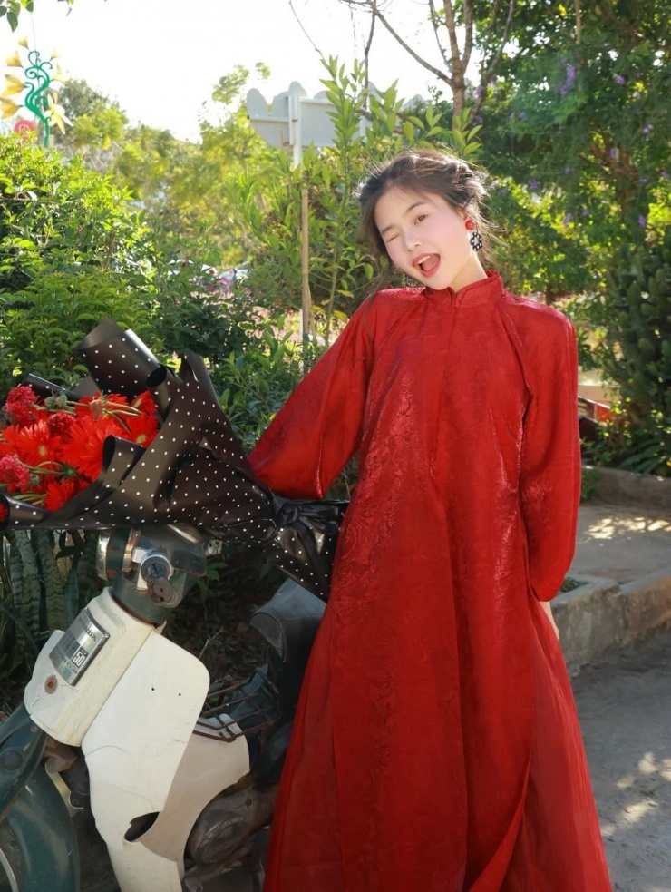 Từ đầu năm tới nay, nhiều học sinh, sinh viên rủ nhau diện áo dài trên phố, tạo dáng trước ống kính. Không khí Tết được họ truyền tải qua những phụ kiện đặc trưng như bó hoa lay ơn, thược dược, bao lì xì, cành hoa đào, giỏ quà Tết. Dưới góc nhìn của giới trẻ, áo dài trở nên gần gũi, tươi vui với bảng màu đa sắc, kiểu dáng cách tân đa dạng.