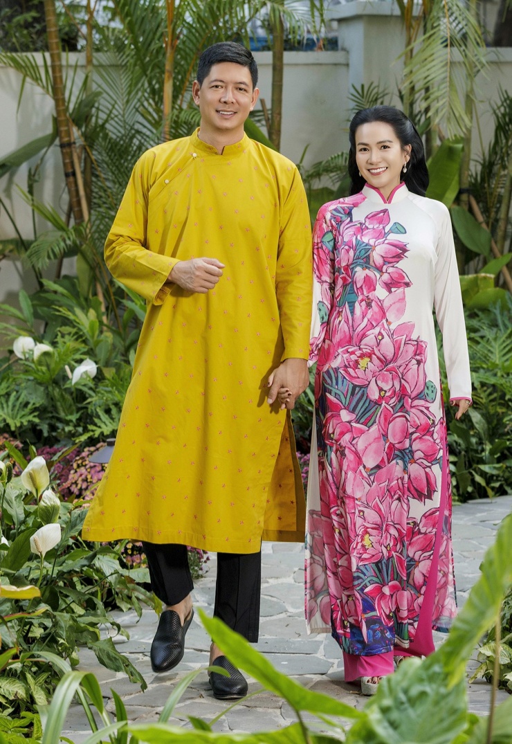 Vợ chồng diễn viên tay trong tay dạo chơi, tạo dáng giữa khung cảnh đầy màu xanh thiên nhiên.