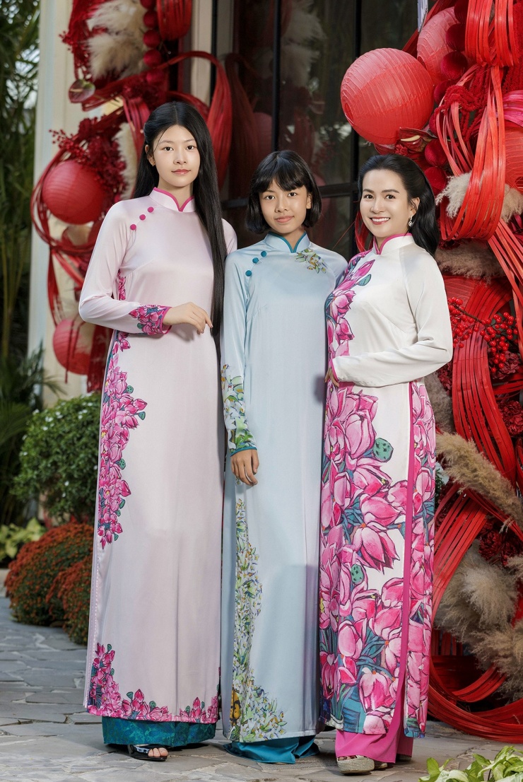 Vợ con Bình Minh khoe vẻ dịu dàng trong tà áo dài của nhà thiết kế Hồ Trần Dạ Thảo, điểm nhấn là họa tiết lấy từ tranh vẽ của họa sĩ Trần Cường.