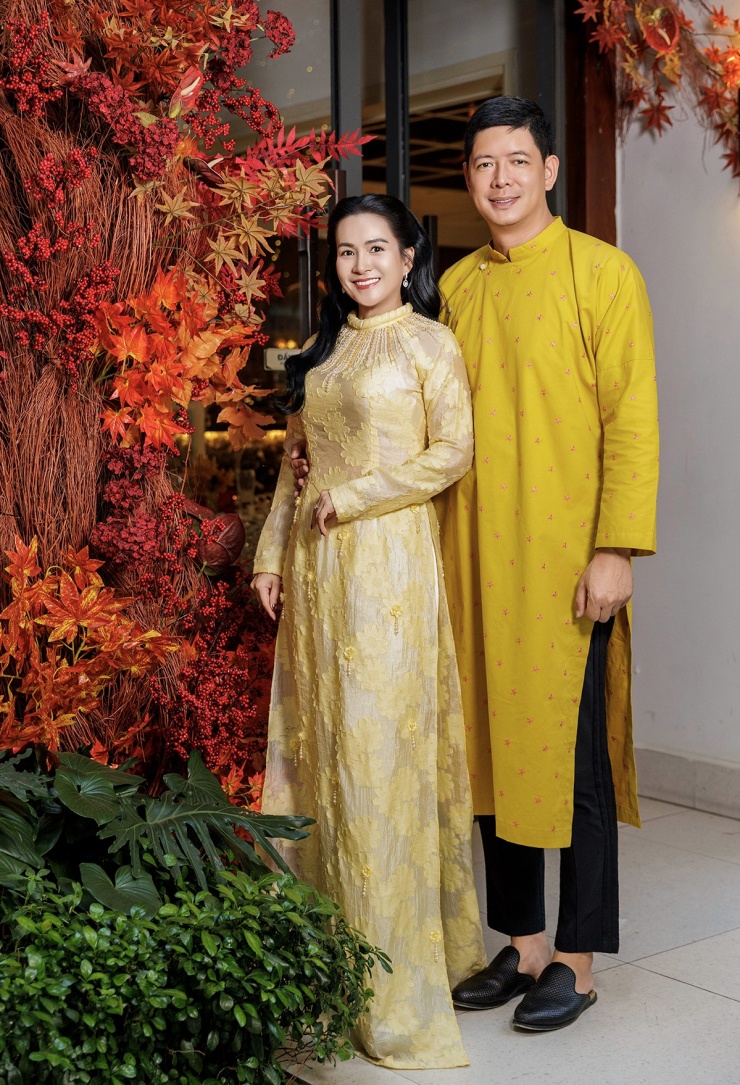 Vợ Bình Minh thay hai áo dài, hào hứng chụp nhiều ảnh với chồng con, mừng năm mới 2026.