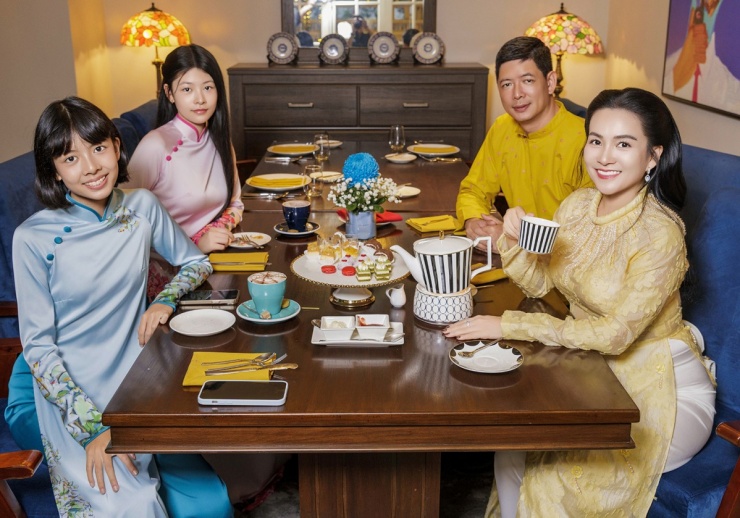 Gia đình diễn viên nghỉ ngơi, uống trà, ăn bánh ở nhà hàng của Chi Bảo tại TP HCM - địa điểm họ chụp ảnh Tết.