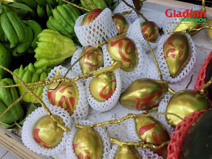 Những ngày sát Tết Nguyên đán, bên cạnh bánh mứt, giỏ quà và thực phẩm khô, quầy trái cây chưng Tết được khách hàng tìm mua thì mặt hàng dừa dát vàng cũng rất thu hút sự quan tâm của người tiêu dùng.