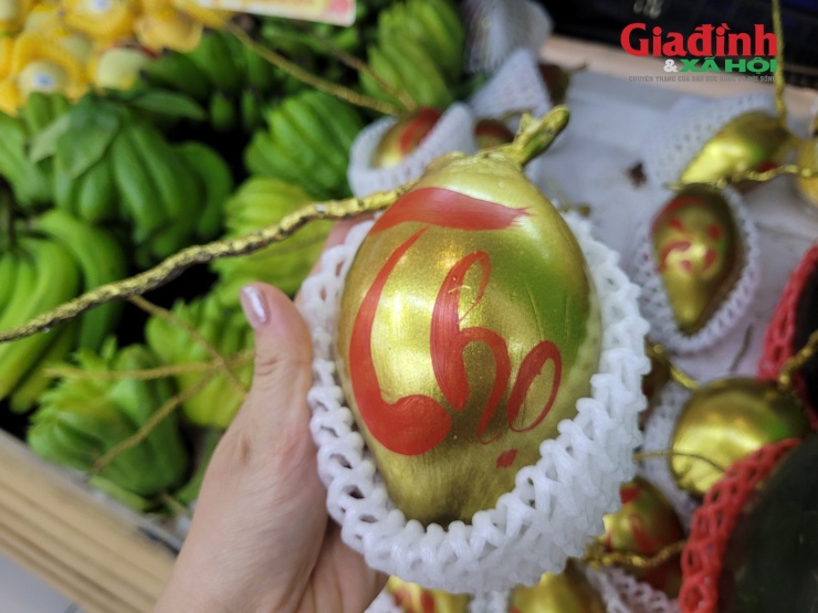 Sự xuất hiện rộng rãi của dừa dát vàng trong hệ thống siêu thị cho thấy xu hướng tiêu dùng ngày càng ưu tiên sản phẩm vừa mang ý nghĩa phong thủy, vừa có giá cả hợp lý.