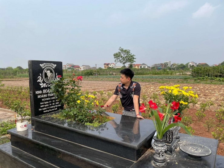 Hoàng Dương bên mộ NSND Hoàng Dũng. Ảnh: FBNV