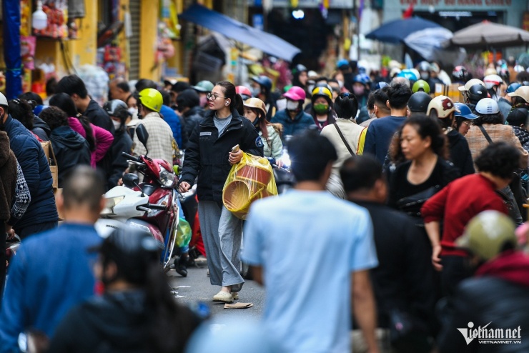 Chiều 11/2, phố Hàng Giầy nườm nượp khách đổ về mua sắm bánh kẹo chuẩn bị ăn Tết. Tuyến phố chỉ dài chưa đầy 300m, thường xuyên rơi vào cảnh kẹt cứng xe cộ.