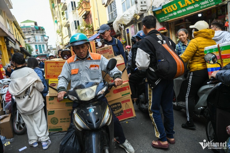 Phố cổ Hà Nội 'nghẹt thở' trước Tết, người mua phải nhích từng bước khuân hàng - 2
