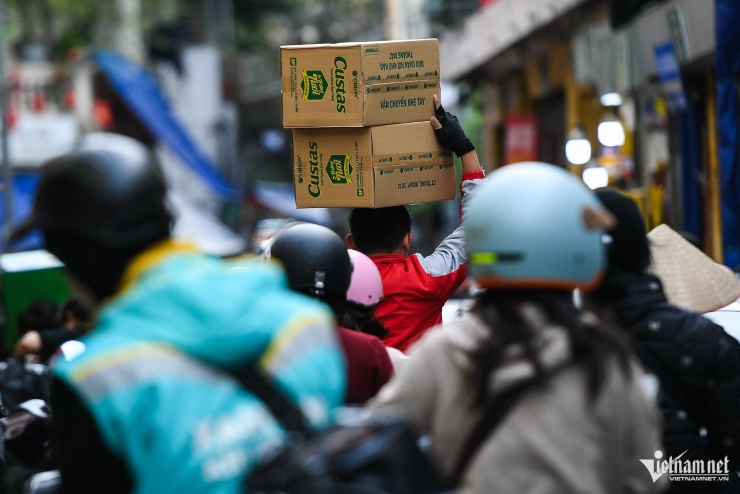 Phố cổ Hà Nội 'nghẹt thở' trước Tết, người mua phải nhích từng bước khuân hàng - 3