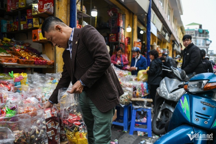 Cánh mày râu xuống xe, đứng lựa bánh kẹo cho nhanh. Sản phẩm bán theo cân được nhiều người lựa chọn vì đa dạng và giá thành không quá đắt (khoảng 150.000 - 250.000 đồng/kg).