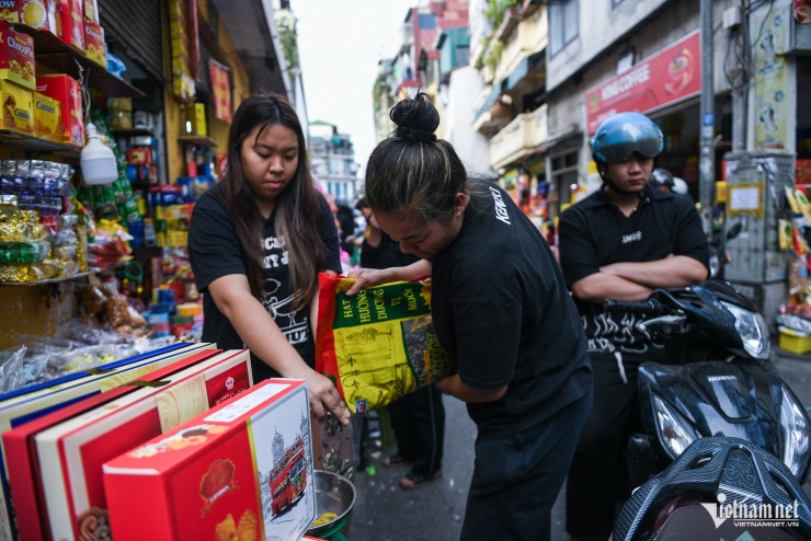 Chị Thúy Anh (chủ quầy kinh doanh) sẵn sàng tách lẻ các sản phẩm hạt trong bịch lớn: hướng dương, hạt điều, hạt dẻ cười... để bán lẻ theo yêu cầu của khách. "Những năm gần đây các loại hạt được nhiều khách ưa chuộng, giá thành chênh không đáng kể so với năm ngoái", nữ chủ quầy nhận định.