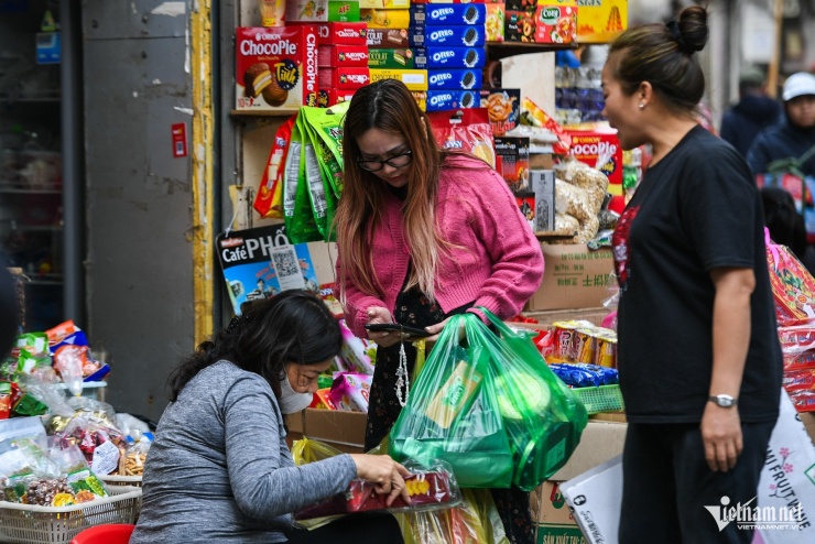 Phố cổ Hà Nội 'nghẹt thở' trước Tết, người mua phải nhích từng bước khuân hàng - 9