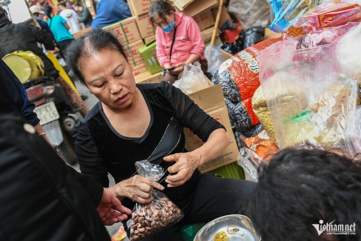 Phố cổ Hà Nội 'nghẹt thở' trước Tết, người mua phải nhích từng bước khuân hàng - 10