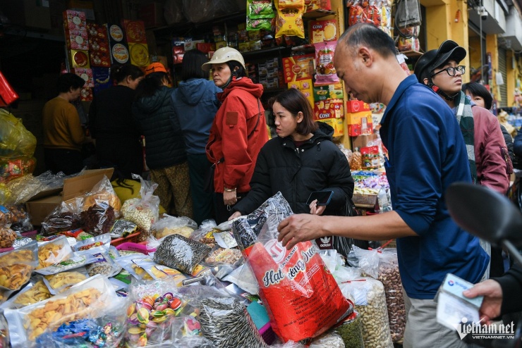 Khách hàng quây kín một cửa hàng bán các loại bánh kẹo nhập khẩu. Chủ quầy cho biết, cả tuần nay gia đình ông tất bật, không kịp ngơi tay.&nbsp;