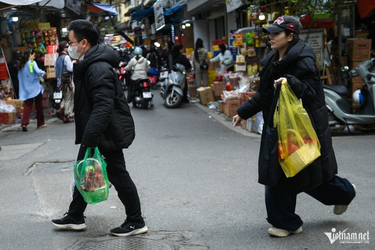 Nhiều khách hàng gửi xe ở đầu đường rồi đi bộ vào các tuyến phố trung tâm để mua sắm.